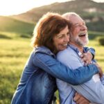Glückliches älteres Paar in Natur - späte Liebe