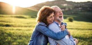 Glückliches älteres Paar in Natur - späte Liebe