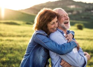 5 Gründe, warum späte Liebe oft die schönste ist Glückliches älteres Paar in Natur - späte Liebe