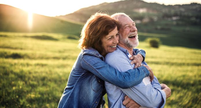 Glückliches älteres Paar in Natur - späte Liebe