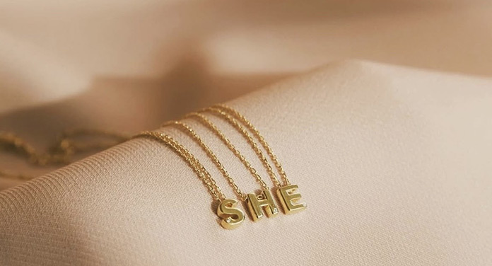 Diamond Letter Necklace von MOSUO