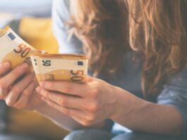 Frau zählt 50-Euro-Scheine. 500 Euro mehr Gehalt im Monat