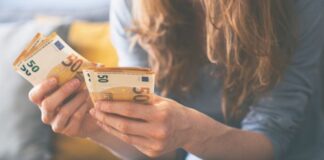 Frau zählt 50-Euro-Scheine. 500 Euro mehr Gehalt im Monat