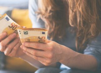 Frau zählt 50-Euro-Scheine. 500 Euro mehr Gehalt im Monat