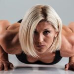 Frau macht Liegestütze - Kreatin für Frauen