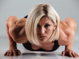 Frau macht Liegestütze - Kreatin für Frauen