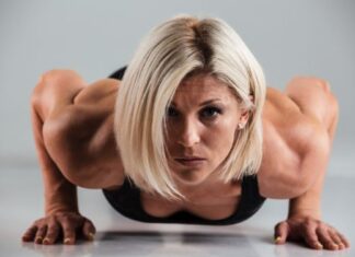 Frau macht Liegestütze - Kreatin für Frauen