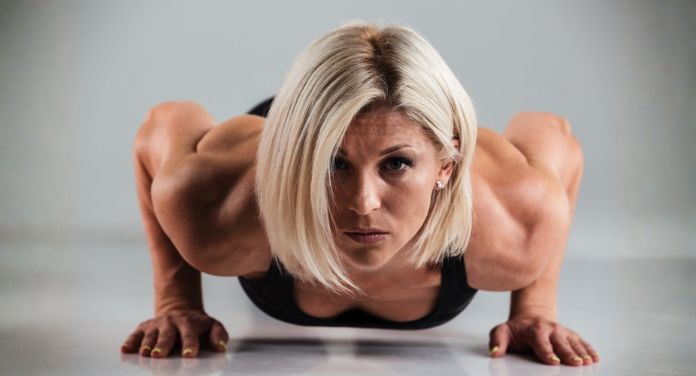 Frau macht Liegestütze - Kreatin für Frauen