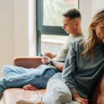 Ehepaar sitzt getrennt, nachdenklich - Warum interessiert sich mein Mann nicht für mich