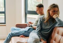 Warum interessiert sich mein Mann nicht für mich? Ehepaar sitzt getrennt, nachdenklich - Warum interessiert sich mein Mann nicht für mich