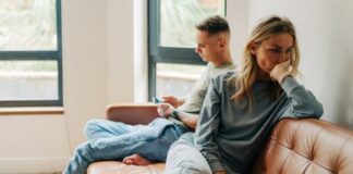 Warum interessiert sich mein Mann nicht für mich? Ehepaar sitzt getrennt, nachdenklich - Warum interessiert sich mein Mann nicht für mich