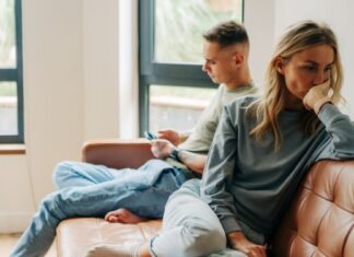 Ehepaar sitzt getrennt, nachdenklich - Warum interessiert sich mein Mann nicht für mich