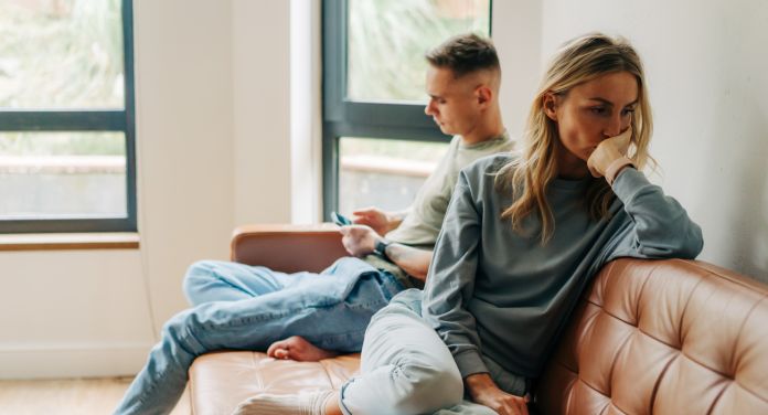 Ehepaar sitzt getrennt, nachdenklich - Warum interessiert sich mein Mann nicht für mich