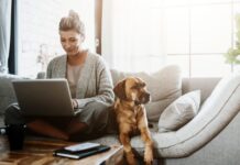 Frau arbeitet am Laptop mit Hund - das Leben neu sortieren
