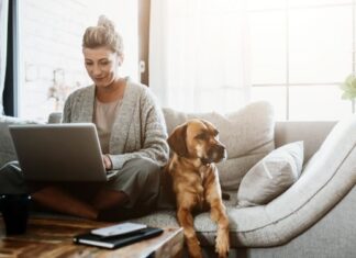 Frau arbeitet am Laptop mit Hund - das Leben neu sortieren