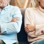 Streitendes Paar auf einer Couch - er sagt: such dir jemand anderen