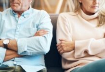 „Mein Mann sagt, ich soll mir einen anderen suchen“ – Was steckt dahinter? Streitendes Paar auf einer Couch - er sagt: such dir jemand anderen