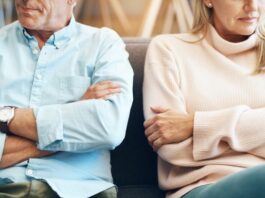 Streitendes Paar auf einer Couch - er sagt: such dir jemand anderen