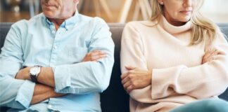 „Mein Mann sagt, ich soll mir einen anderen suchen“ – Was steckt dahinter? Streitendes Paar auf einer Couch - er sagt: such dir jemand anderen