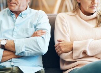 „Mein Mann sagt, ich soll mir einen anderen suchen“ – Was steckt dahinter? Streitendes Paar auf einer Couch - er sagt: such dir jemand anderen