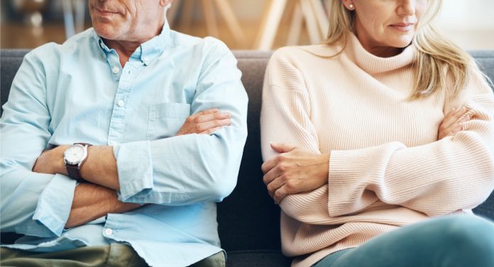 Streitendes Paar auf einer Couch - er sagt: such dir jemand anderen