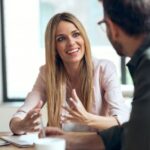 Preise verlangen und Selbstwert im Business: Warum dein Honorar nichts mit Sympathie zu tun hat Gespräch zwischen zwei Personen - angemessene Preise verlangen