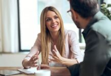 Gespräch zwischen zwei Personen - angemessene Preise verlangen