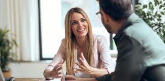 Gespräch zwischen zwei Personen - angemessene Preise verlangen