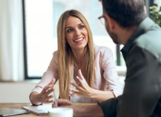 Gespräch zwischen zwei Personen - angemessene Preise verlangen
