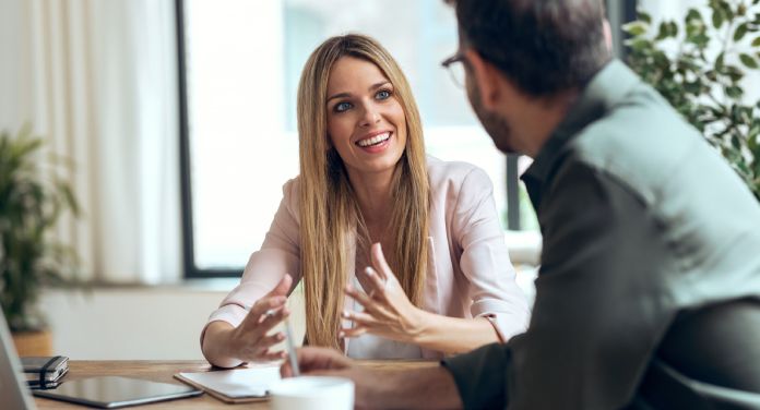 Gespräch zwischen zwei Personen - angemessene Preise verlangen