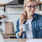 Psychologie des Geldes: Warum dein Mindset über Reichtum entscheidet – und wie du es änderst Frau arbeitet am Schreibtisch mit Taschenrechner - Psychologie des Geldes