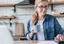 Psychologie des Geldes: Warum dein Mindset über Reichtum entscheidet – und wie du es änderst Frau arbeitet am Schreibtisch mit Taschenrechner - Psychologie des Geldes