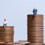 Rentenlücke schließen: Warum Altersarmut so nah rückt – und wie du das änderst Männchen auf Münzstapeln, Geschlechterunterschied - Rentenlücke schließen