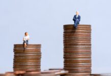 Männchen auf Münzstapeln, Geschlechterunterschied - Rentenlücke schließen