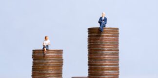 Rentenlücke schließen: Warum Altersarmut so nah rückt – und wie du das änderst Männchen auf Münzstapeln, Geschlechterunterschied - Rentenlücke schließen