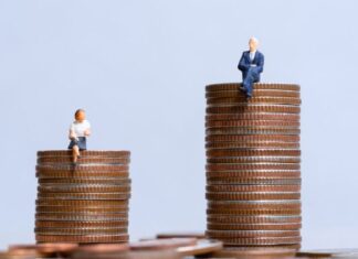 Rentenlücke schließen: Warum Altersarmut so nah rückt – und wie du das änderst Männchen auf Münzstapeln, Geschlechterunterschied - Rentenlücke schließen