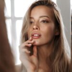 Der 2-Minuten Rich-Girl-Look: Was du wirklich brauchst und was nicht Minimaler Rich-Girl-Look mit Glow, Creme Blush und gepflegten Lippen.