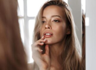 Der 2-Minuten Rich-Girl-Look: Was du wirklich brauchst und was nicht Minimaler Rich-Girl-Look mit Glow, Creme Blush und gepflegten Lippen.