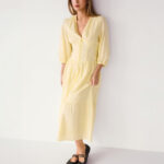 Dame in gelbem Sommerkleid - Sommer Outfits für Damen