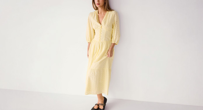 Dame in gelbem Sommerkleid - Sommer Outfits für Damen