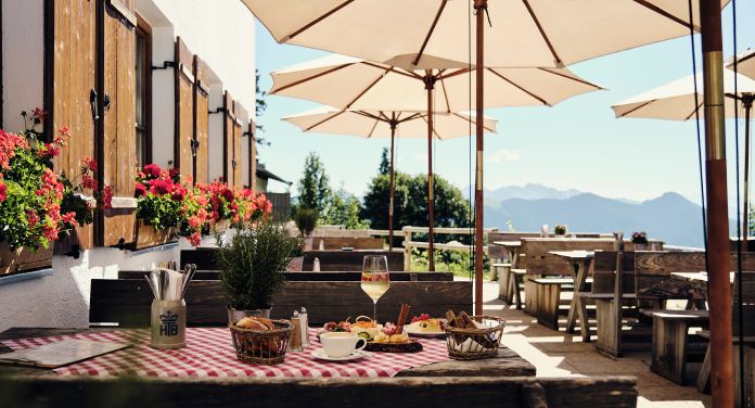 Gewinne einen mydays-Gutschein für eine Auszeit hoch über dem Tegernsee 1 Berghotel Altes Wallberghaus Terrasse
