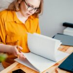 Preise kalkulieren für Selbstständige: So findest du deinen Stundensatz Frau arbeitet am Schreibtisch - Preise kalkulieren für Selbstständige