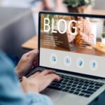 Person arbeitet an einem Laptop - Website für Selbstständige