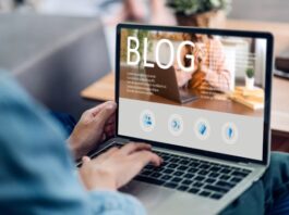 Person arbeitet an einem Laptop - Website für Selbstständige