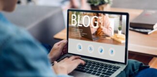 Person arbeitet an einem Laptop - Website für Selbstständige