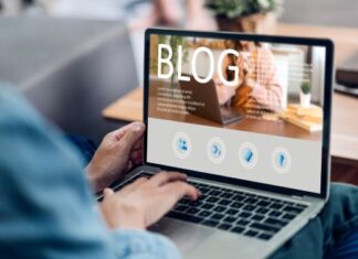 Person arbeitet an einem Laptop - Website für Selbstständige