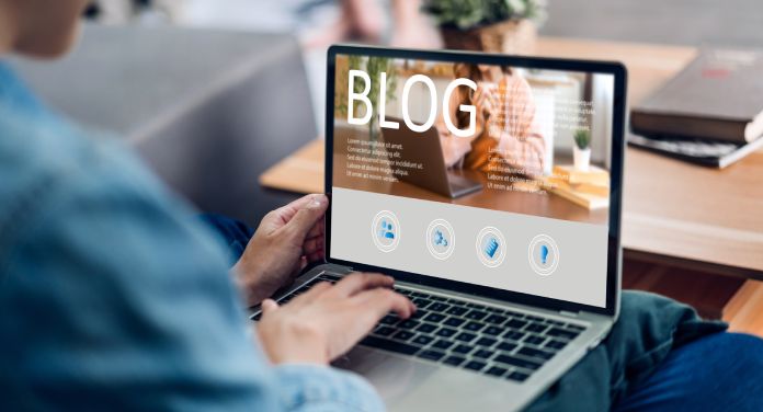 Person arbeitet an einem Laptop - Website für Selbstständige