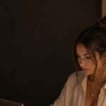 Finanzielle Unabhängigkeit beginnt im Kopf Frau arbeitet konzentriert am Laptop und plant ihre finanzielle Unabhängigkeit