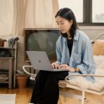 Frau arbeitet konzentriert mit Laptop im Homeoffice