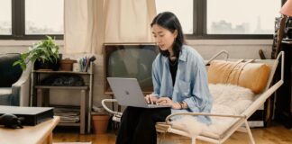 Virtual Assistant werden: Was du wirklich verdienst und wie du startest Frau arbeitet konzentriert mit Laptop im Homeoffice